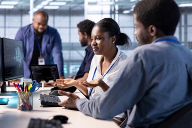 Veri merkezi yönetimi omuz silkiyor, algoritmaları düzgün bir şekilde oluşturmak ve uygulamalar oluşturmak için yeterli bilgiye sahip değil. Bilgisiz sunucu merkezi çalışanı hata ayıklama ve kodu optimize edemiyor