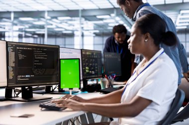 Sunucu merkezindeki kadın kroma anahtar tableti kullanarak potansiyel tehditlerden korunmasını sağlıyor. İzole ekran aygıtı olan hackerlara karşı veri merkezini koruyan çalışan