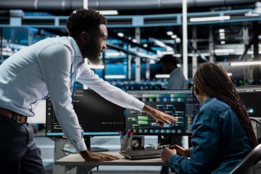 Veri Merkezi Yöneticisi makine öğrenme eğitimi için kullanılan programlama ekipmanlarına geri bildirim sunuyor. Sunucu çiftlik yöneticisi ve personel üyesi yapay zeka sistemlerini güncelliyor