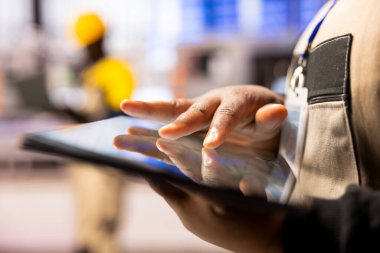 Otomatik fabrikada teknisyen kontrol sistemi optimizasyonu, yakın plan. Afrika kökenli Amerikalı endüstriyel uzman, akıllı üretim fabrikasının dijital arayüzünü izleyerek, ekipman üretimini güvence altına alıyor