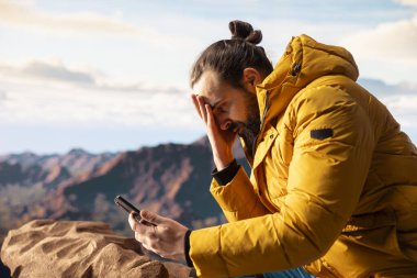 Yürüyüşçünün bir dağa tırmanırken, akıllı telefonundan rahatsız ve üzgün olmasından memnun olmayan bir yürüyüşçü kötü bir haber buldu. Teknoloji bağımlılığı ve güçlü sinyali olan genç bir gezgin..