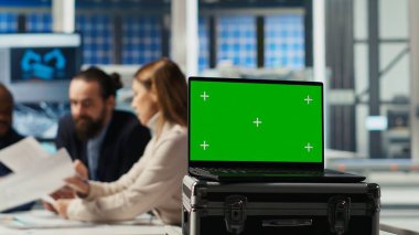 Araştırma ve geliştirme yapan fabrika bilim adamları, model dizüstü bilgisayar kullanarak otomasyon üretimi üzerinde çalışıyorlar. Endüstriyel bitki uzmanları kroma anahtar defteri B kamerasındaki teknik verileri analiz ederler.