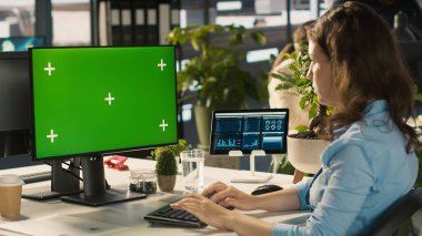 Şirketin idari işlerinde çalışan çalışanların kullandığı yeşil ekran bilgisayarı. Çalışma verilerini inceleyen işçilerin kullandığı masadaki bilgisayar görüntüsü, kamera A
