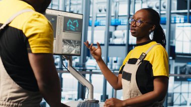 Sanayi 4.0 güneş panelleri fabrika mühendisleri güneş enerjisi sistemleri prototiplerini geliştirmek için birlikte çalışırlar. Takım çalışması fotovoltaik zeki fabrika araştırmacıları yeni PV materyalleri, kamera A 'yı tartıştılar.