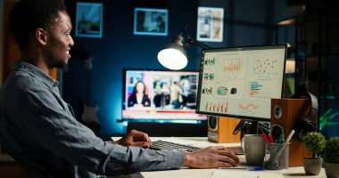 Mali unsurları ve giderleri inceleyen bir araştırma uzmanı gelir artışı için stratejik rapor hazırlıyor. Afrikalı Amerikalı finansör sermaye fonlarının dengesini uzaktan kontrol ediyor. Kamera A.