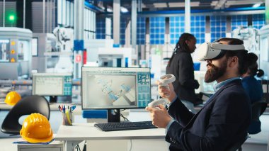 Fotovoltaik fabrikası uzmanı yenilenebilir enerji jeneratörlerinin modellerini yapmak için VR teknolojisini kullanıyor. Güneş panelleri çevresel olarak güvenli güneş pilleri inşa eden teknisyen sanal gerçeklik teçhizatı, kamera A