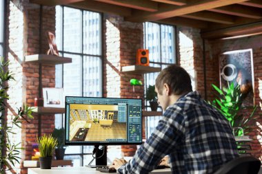 İş yerinde evden çalışan serbest çalışan biri 3D modelleme programı kullanır, katalogdan mobilya seçer, nesneleri zemin planında sürükler. CAD yazılımı kullanan, düzeni düzenleyen, ögeleri konumlandıran adam