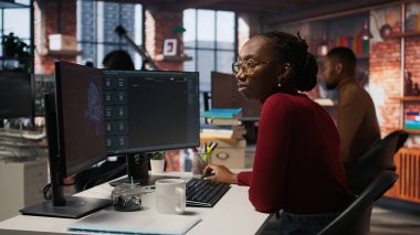 AI LLM sohbet robotu ile görevleri çözen yazılım mühendisi öngörü teknolojisi kullanarak cevap vermektedir. Geniş dilli uygulama, kamera A ile etkileşim kurmak için bilgisayar kullanan yeni personel