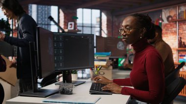 Başlangıç ofisindeki bilişim teknisyeni kodlama projesinde yardım almak için büyük dil modeli kullanıyor. Bilgi teknolojileri uzmanı AI LLM Chatbot ile yazılım geliştirme şirketi, kamera A 'da etkileşimde.