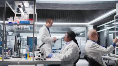 Bilim adamı, laboratuvar araştırmaları için petri kabındaki bakteri büyümesini analiz ediyor, biyoteknoloji, biyomühendislik ve sağlık alanında moleküler bilimi vurguluyor. Klinik teşhisler. Kamera A.