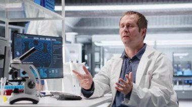 Video konferansındaki laboratuar bilim adamlarının POV 'u moleküler analiz ve biyoteknoloji çalışmalarının sonuçlarını açıklıyor. Web bağlantısı tele-sağlık, tıbbi keşif ve yenilikleri destekler. Kamera B.