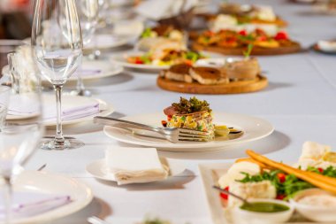 Et ve köfte ve patates salata sosu ile giyinmiş