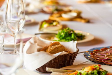 Sepetin içinde ekmek dilimleri dilimlenmiş