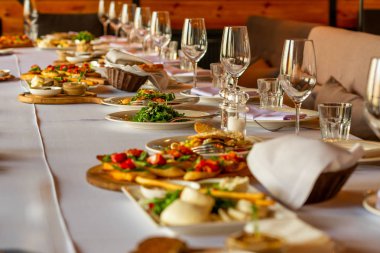 Tablo aperatifler ve salata ile servis