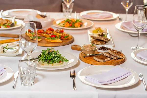 Mesa de banquete servida con ensaladas y aperitivos fríos — Foto de Stock