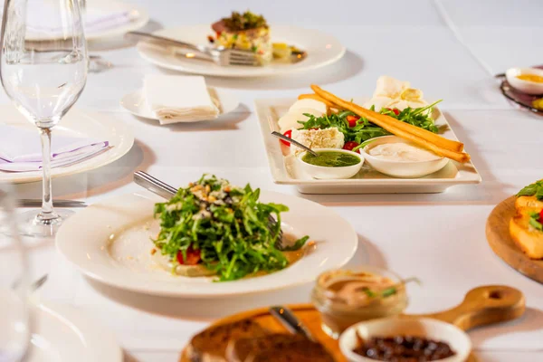 Queso rebanado en una mesa de banquete — Foto de Stock