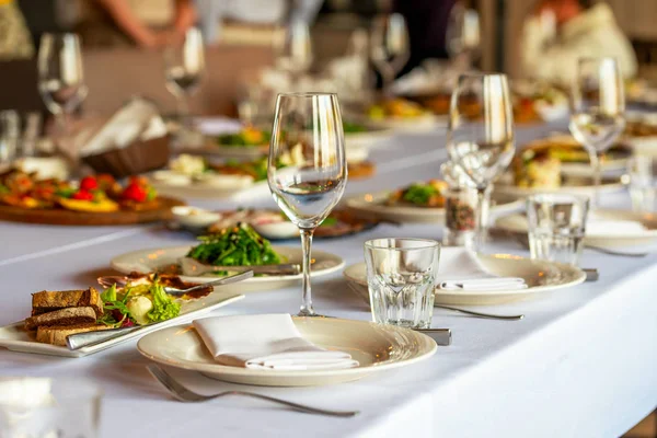 Ein schön dekorierter Tisch mit Snacks im Restaurant — Stockfoto