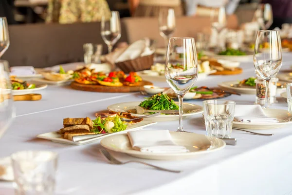 Banquete decorado con ensaladas —  Fotos de Stock