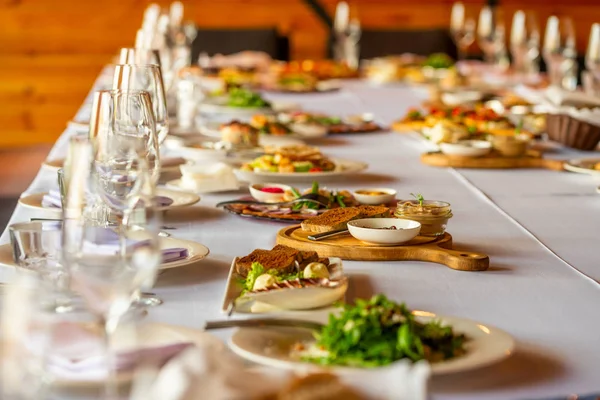 Delicadezas en una mesa fija en un restaurante —  Fotos de Stock