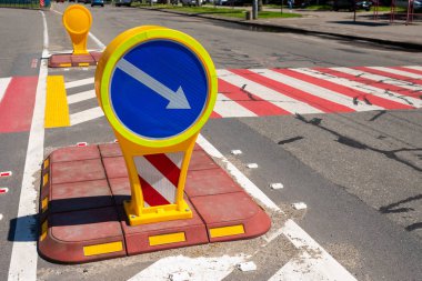 Plastik araba işareti yolda