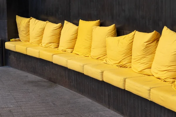 Un grand canapé long avec des oreillers colorés — Photo