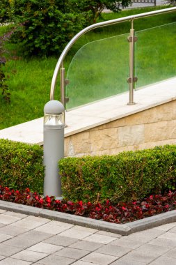 iki katmanlı çim çiçek yatak ve sokak lambası