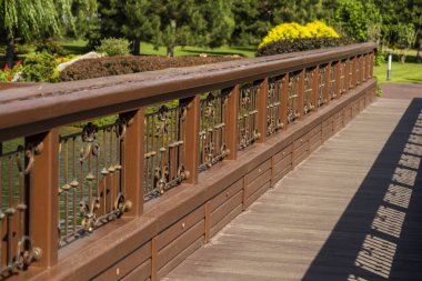 sahte elemanları ile bir nehir üzerinde ahşap köprü