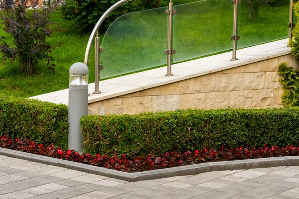 iki katmanlı çim çiçek yatak ve sokak lambası