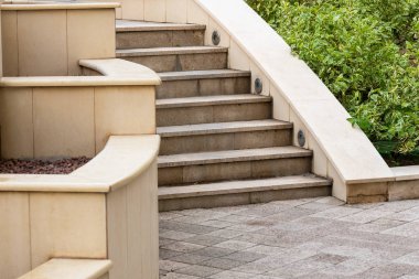 sokakta mermer merdiven