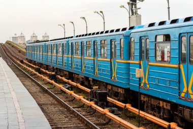 Açık havada metro tren