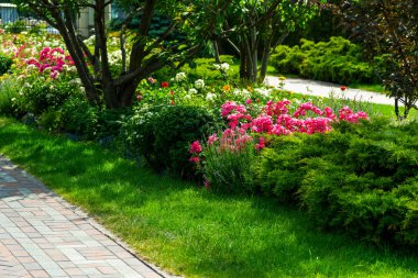 çiçekler ve ağaçlar tarafından çevrili çiçek yatak