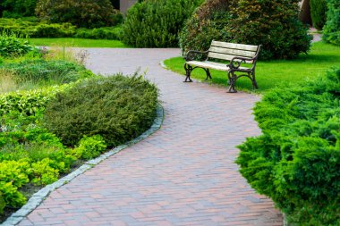 Bir yol ile yeşil bir park bir koltuk döşeme