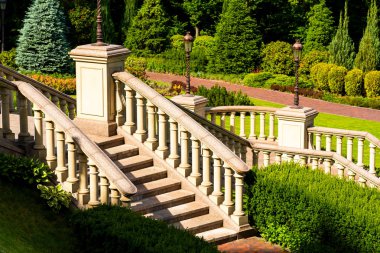 çok düzeyli adımları ile taştan yapılmış korkuluk