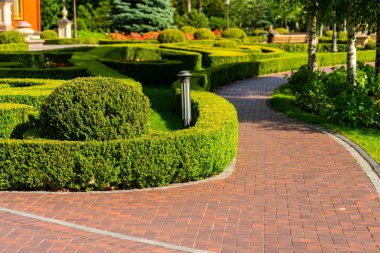 taş bir parkta bir yol