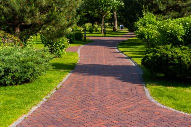 taş bir parkta bir yol