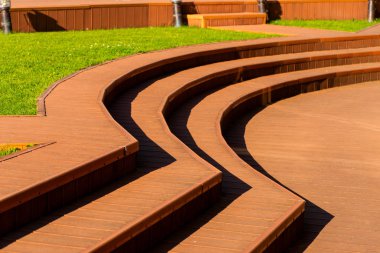 Cila ve boya koruyucu bir tabaka ile kaplı meşe ahşap merdiven