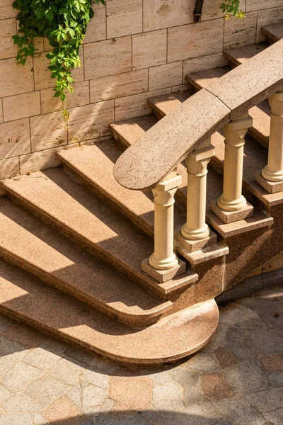 Stenen trappen met tussenbalusters — Stockfoto