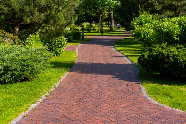 Um caminho em um parque de pedra — Fotografia de Stock