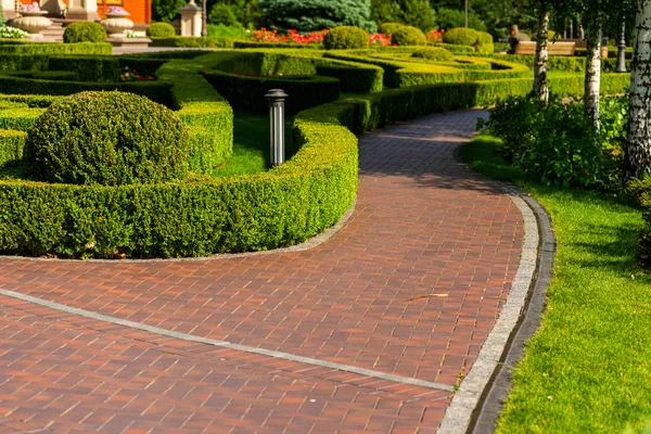 Un camino de azulejos en un diseño de paisaje — Foto de Stock