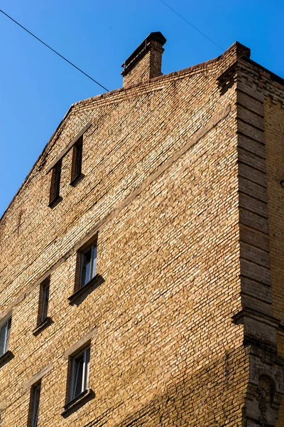 Mur z cegły budynku z windows — Zdjęcie stockowe