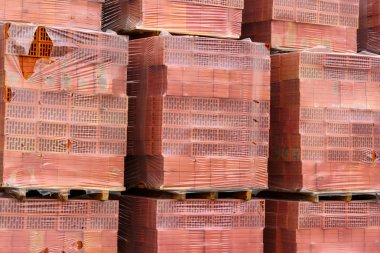 Polietilen ulaşım için palet üzerinde kırmızı tuğla