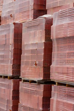 Kırmızı tuğla inşaat palet üzerinde için bir sürü