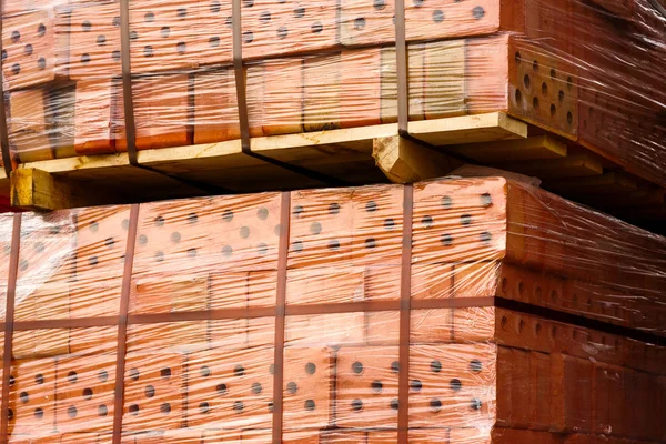 Kırmızı tuğla yapımı için bir sürü