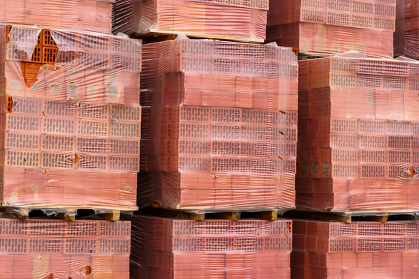 Polietilen ulaşım için palet üzerinde kırmızı tuğla