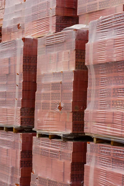 Kırmızı tuğla inşaat palet üzerinde için bir sürü
