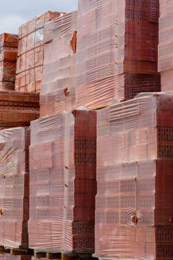 Polietilen ulaşım için palet üzerinde kırmızı tuğla