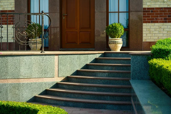 Veranda met stappen naar het huis — Stockfoto