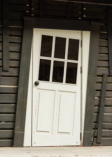 Białe drzwi drewniane — Zdjęcie stockowe