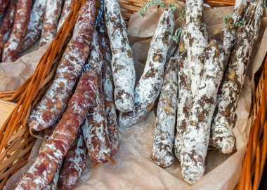 sepet içinde füme sosis