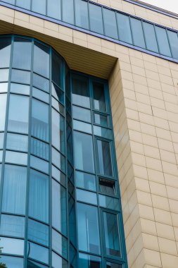 Bina cephe çinileri ile mavi cam pencereli